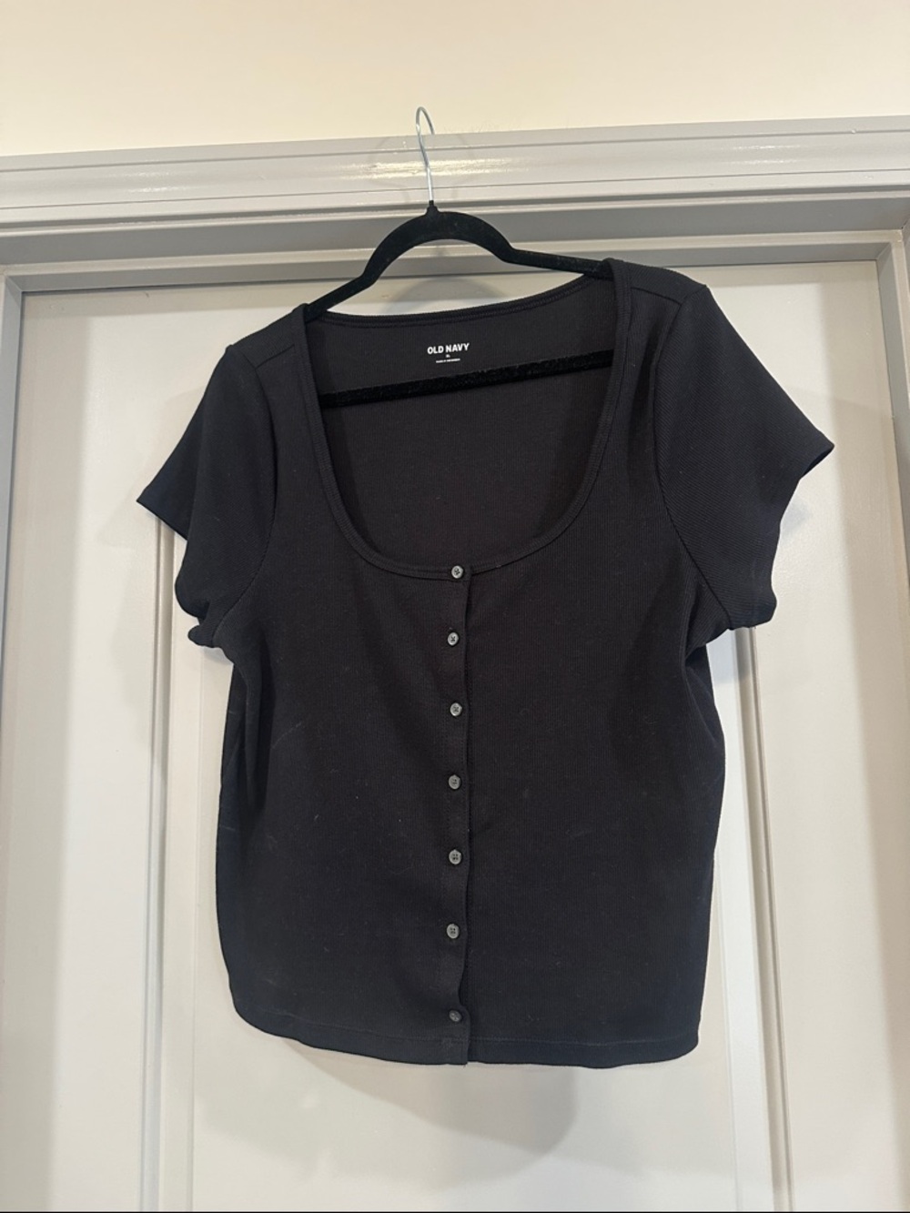 Old Navy Black Short-Sleeve Scoop Neck Button-Up Top